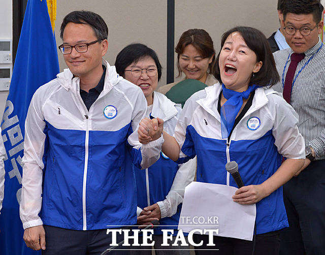 ‘평화철도111 유세단’ 출정식에서 근심이 가득한 박주민 의원(왼쪽)과 놀라서 웃는 이재정 의원. 왜 이런 표정이 나왔을까요?