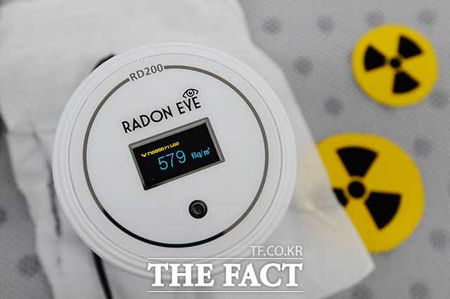 환경보건시민단체가 기자회견에서 라돈 측정기 라돈아이를 통해 게르마늄 라텍스 매트리스에서 방출되는 라돈 수치를 측정하고 있다. /이선화 기자