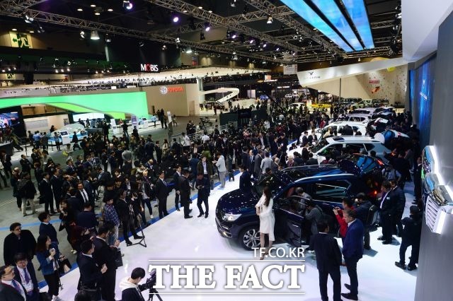 쌍용자동차는 지난해 3월 경기도 고양 일산 킨텍스에서 열린 2017 서울모터쇼에 참가해 대형 SUV G4 렉스턴을 처음 공개했다. /더팩트 DB