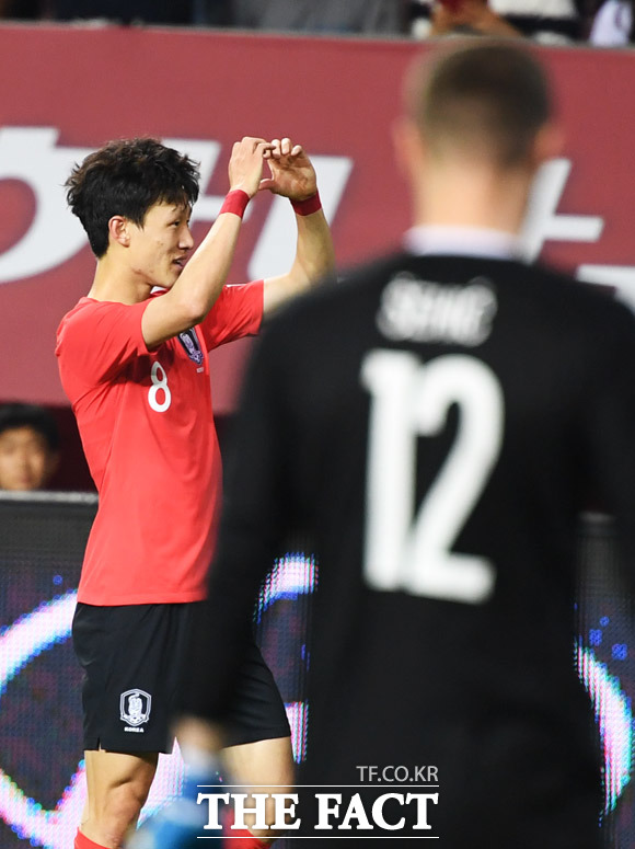 한국-보스니아 평가전에서 이재성이 동점골을 넣은 뒤 기뻐하고 있다. 하지만 한국은 전반전에 두 골을 내주며 1-2로 뒤졌다. /전주월드컵경기장=배정한 기자