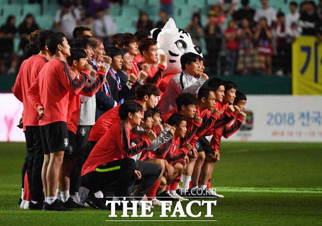 대한축구협회가 2일 2018 러시아 월드컵에 출전할 23명의 태극전사 명단을 발표했다. 1일 펼쳐진 월드컵 출정식에서 파이팅을 외치는 한국 선수들. /전주월드컵경기장=배정한 기자