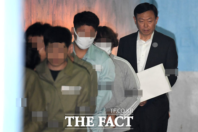 뇌물공여 혐의로 법정 구속된 신동빈(오른쪽) 롯데그룹 회장이 지난달 30일 서울 서초구 서울고등법원에서 열린 항소심 첫 공판에 출석하고 있다. /남윤호 기자