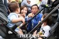 [TF포토] '박원순 후보가 신기한 아기들'