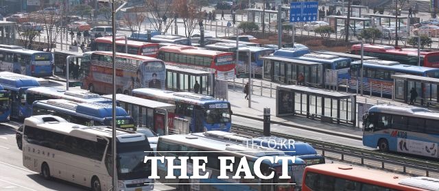 장애인들에게는 버스나 지하철을 타는 것 자체에 큰 불편이 따른다. 정부는 지난 2012년 2차 증진계획(2012~2016년) 저상버스 보급률을 41.5%까지 높이겠다고 했디만, 2018년 4월 기준 저상버스 보급률은 20%대에 그치고 있다. /이동률 기자