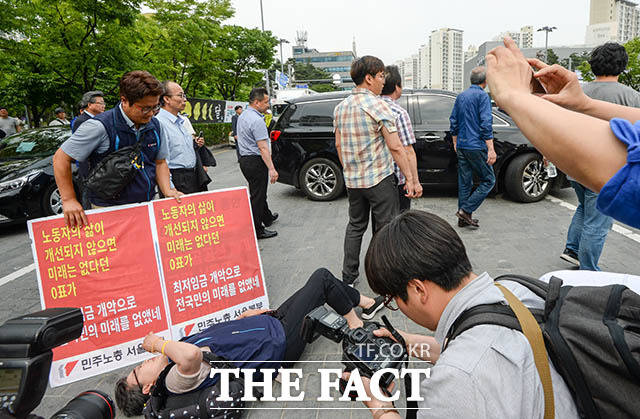 방향을 돌리는 최재성 후보의 차