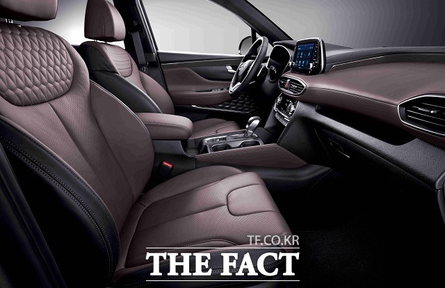 싼타페 인스피레이션에는 현대차 최초로 적용된 후방 교차 충돌방지 보조와 후측방 충돌방지 보조도 기본 적용됐다.