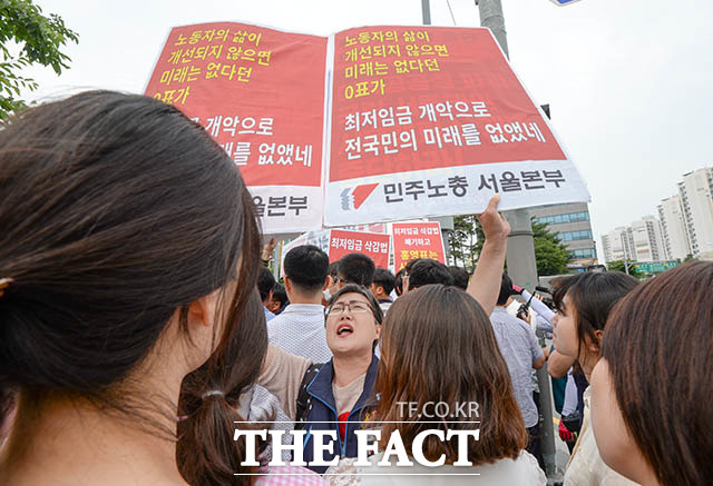 민주노총 관계자가 4일 오후 서울 송파구 장지동 가든파이브 앞에서 열린 최재성 더불어민주당 송파구 을 국회의원 후보의 유세 현장에서 최저임금 개정안과 관련해 항의를 하고 있다. /김세정 기자