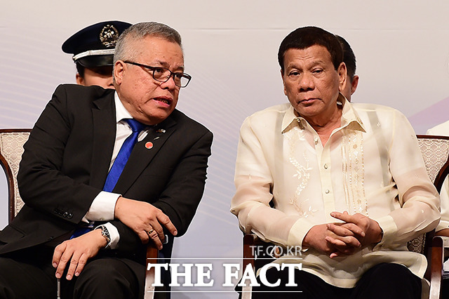 로드리고 두테르테 필리핀 대통령(오른쪽)과 라몬 로페즈 필리핀 재무장관.