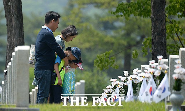 제63회 현충일을 맞은 6일 오전 서울 동작구 국립서울현충원에서 한 가족이 묵념을 하고 있다. /이효균 기자