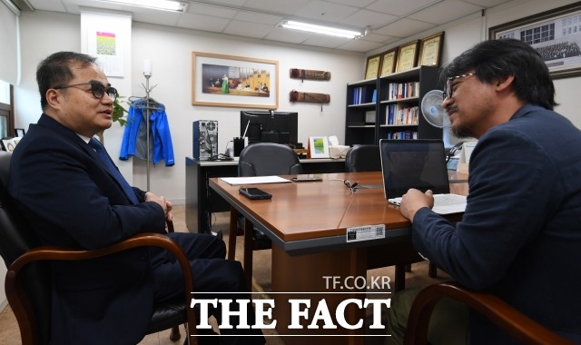 최동익 전 의원은 19대 국회에서 장애인 몫 비례대표로 선출돼 보건복지위원회 위원으로 일하는 등 장애인 복지 개선을 위해 힘썼다. 최 전 의원이 취재진의 질문에 답하고 있는 모습./이새롬 기자