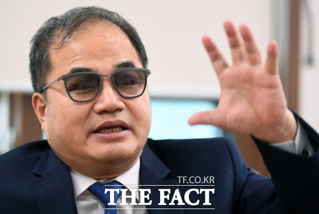 최동익 전 의원은 이번 6·13 지방선거에서 장애인 대표들이 소외된 점에 대해 신랄하게 비판했다. <더팩트>는 지난달 24일 서울 관악구 은천동에 위치한 실로암시각장애인복지관에서 최 전 의원과 인터뷰를 가졌다. /은천동=이새롬 기자