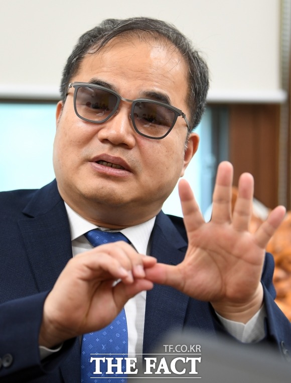 최동익 전 의원은 정치권에 전문성을 가진 장애인 대표가 필요하다고 강조했다. 그는 장애인들의 욕구, 처해 있는 환경, 교육 사회적 배경이 다 다른데 그것들을 어느 정도 보편적 정책으로 묶어내려면 그 분야에 전문성이 있어야 한다고 했다. /이새롬 기자