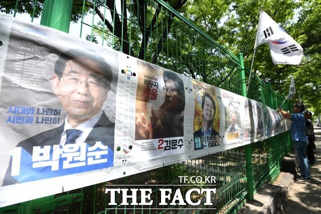 6·13 지방선거에 대한 방송3사의 마지막 여론조사 결과, 서울에서는 박원순 민주당 후보가 49.3%를 기록해 한국당 김문수(13.6%), 바른미래당 안철수(10.7%) 후보를 오차 범위 밖으로 앞선 것으로 나타났다. /남윤호 기자