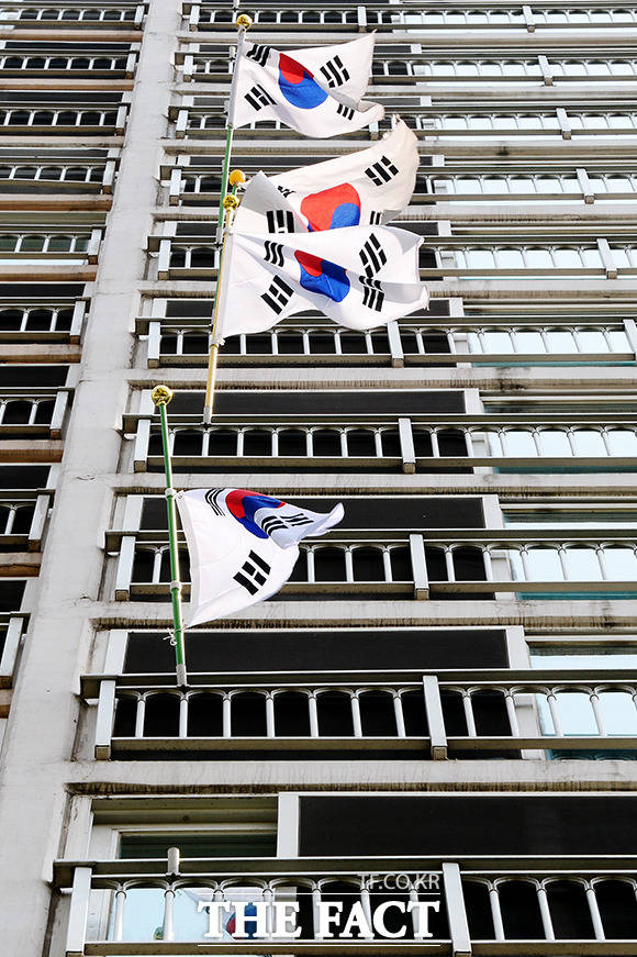 현충일인 6일 오전 서울 영등포구 문래동의 한 아파트에 각각 다른 위치에 달린 태극기가 게양돼 있다. /이선화 기자