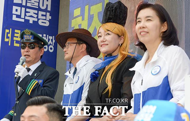 중앙역장인 정청래 전 의원과 박주민 의원, 이재정 의원, 박경미 의원(왼쪽부터)
