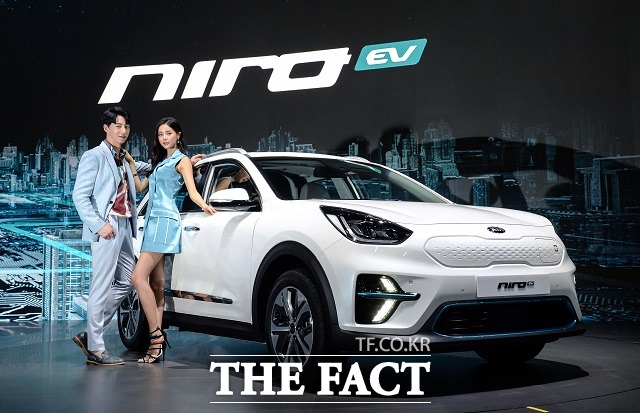기아자동차는 이번 부산모터쇼에서 자사 최초 하이브리드전용 SUV 니로의 전기차 모델인 니로 EV의 내외관 디자인과 첨단사양을 공개했다.