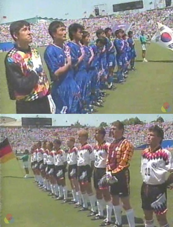 한국(위)은 1994년 미국 월드컵 조별예선 3차전에서 독일과 맞붙어 2-3으로 패배했다. /온라인 커뮤니티