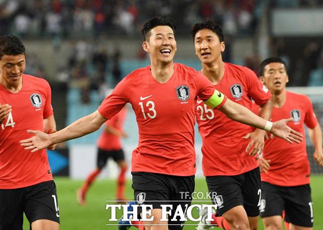 한국이 2018 러시아 월드컵에서 스웨덴, 멕시코, 독일과 조별리그(F조) 경기를 치른다. 지난달 28일 온두라스와 평가전에서 손흥민(가운데 13번)이 득점 후 기뻐하고 있다. /배정한 기자