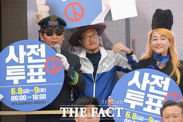 더불어민주당 중앙유세단인 평화철도 111 유세단의 정청래 유세단장과 박주민 의원, 이재정 의원(왼쪽부터)이 7일 오후 서울 마포구 동교동 홍대입구역 앞에서 사전투표 독려 캠페인을 펼치고 있다. /김세정 기자