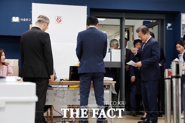 문재인 대통령이 사전투표 용지를 들여다보고 있다./청와대 페이스북