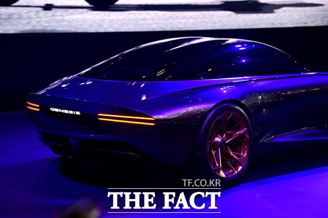 제네시스 측은 에센시아 콘셉트는 전기차 기반의 GT 콘셉트카로 앞으로 제네시스 차량에 적용될 미래 기술력의 비전을 제시하는 모델이다고 설명했다.