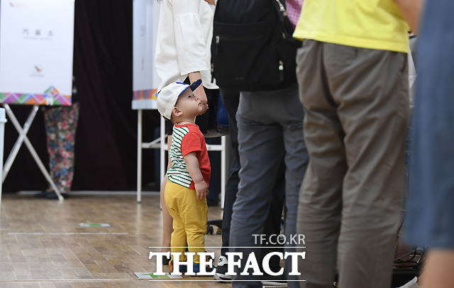 엄마를 따라 투표소에 온 어린 아이