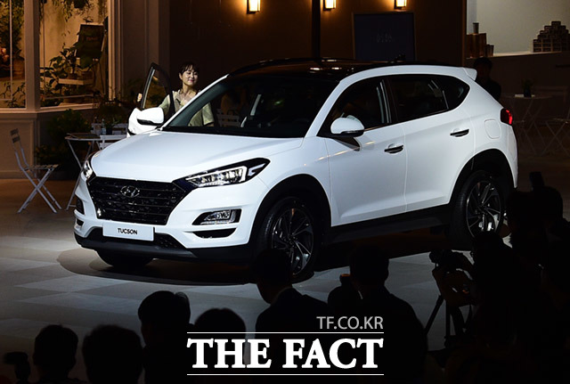현대차는 이번 부산모터쇼에서 자사 준중형 SUV 투싼의 페이스리프트 모델을 아시아 최초로 공개했다.