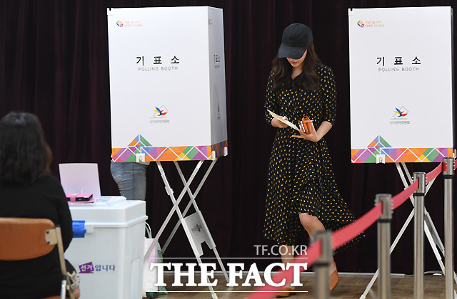 6·13 지방선거 사전투표일 첫날, 사전투표소를 찾은 배우 김아중.