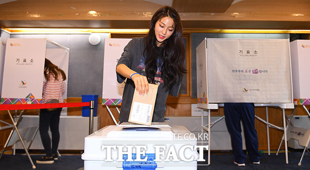 6·13 지방선거 사전투표일 둘째날인 9일 오전 가수 설현이 서울 강남구 청담동 주민센터에 마련된 사전투표소를 찾아 포즈를 취하고 있다. /이동률 기자