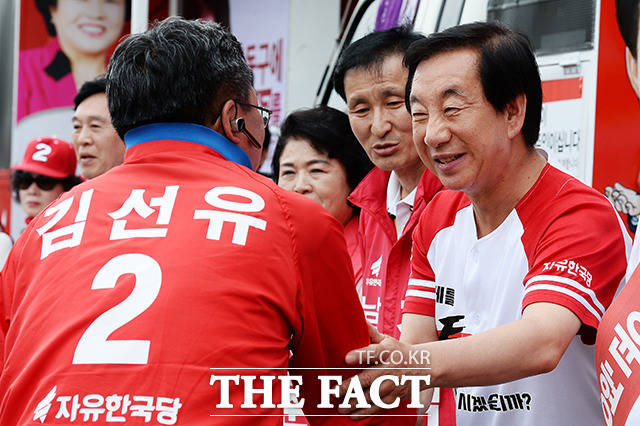 김선유 자유한국당 시의원 후보와 인사를 하는 김성태 자유한국당 원내대표