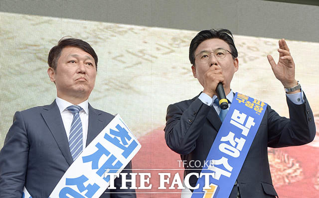 연설 중인 박성수 더불어민주당 송파구청장 후보(오른쪽)