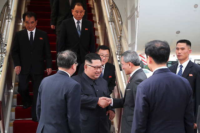 싱가포르 통신정보부가 10일 싱가포르에 도착한 김정은 북한 국무위원장의 사진을 공개했다. /싱가포츠 통신정보부 사진 캡처