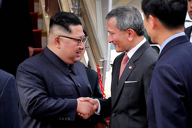김정은 북한 국무위원장이 12일 북미정상회담을 앞두고 10일 오후 싱가포르에 도착했다. /비비안 발라크쉬난 싱가포르 외무장관 트위터 사진 캡처