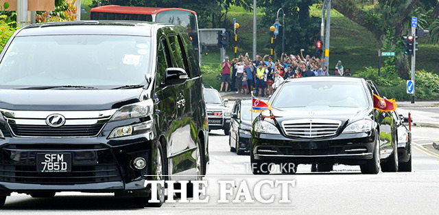 6·12 북미정상회담을 이틀 앞둔 10일 오후(현지시간) 김정은 북한 국무위원장이 탑승한 차량과 수행원들이 싱가포르 세인트레지스호텔로 이동하고 있다. /세인트레지스호텔(싱가포르)=이덕인 기자