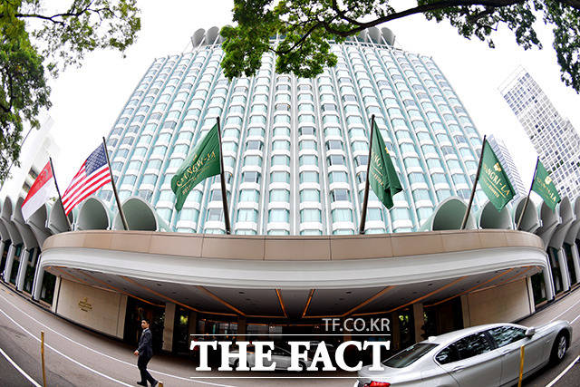 6·12 북미 정상회담을 이틀 앞둔 10일 오전(현지시간) 도널드 트럼프 미국 대통령이 숙소로 이용할 싱가포르 샹그릴라호텔에서 관계자들이 경계를 강화하고 있다.  /이덕인 기자