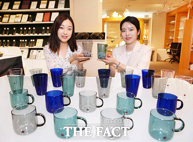 한국도자기리빙이 11일 서울 신설동 전시장에서 여름철에 알맞은 유리잔 엘글라스(L-Glass)를 선보이고 있다.