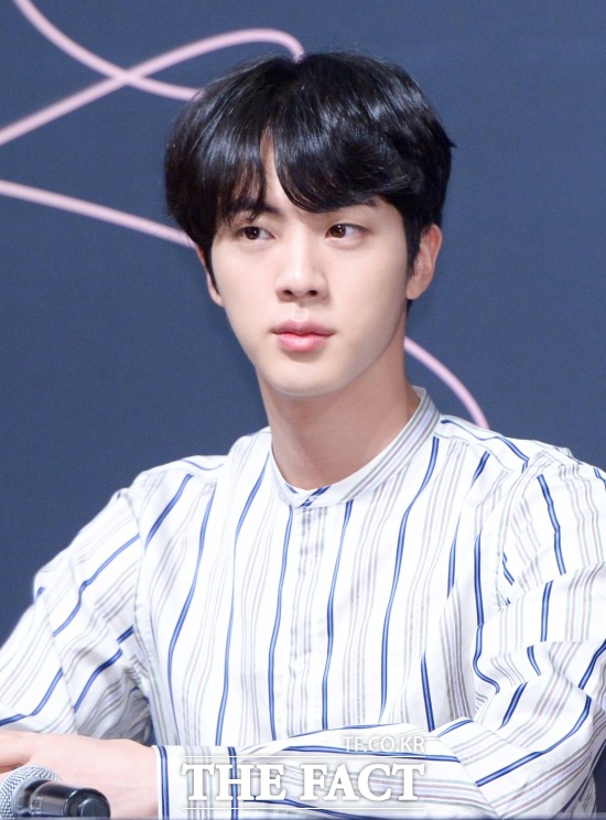 <b>그룹 방탄소년단 멤버 진.</b> 진은 8일 KBS2 음악 프로그램 뮤직뱅크 스페셜 MC로 나서 솔빈과 진행 호흡을 맞췄다. /김세정 기자