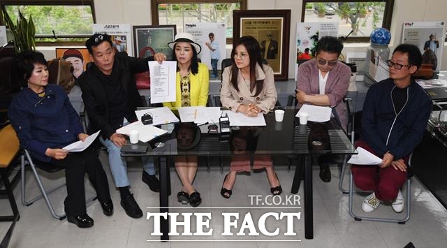 11일부터 비대위 체제로 전환한 대한가수협회는 정관 및 선거관리규정 등을 합리적으로 보완한 뒤 총회를 거쳐 새로운 회장을 뽑는다. 사진은 대한가수협회 임원진들의 기자회견 장면. /더팩트 DB