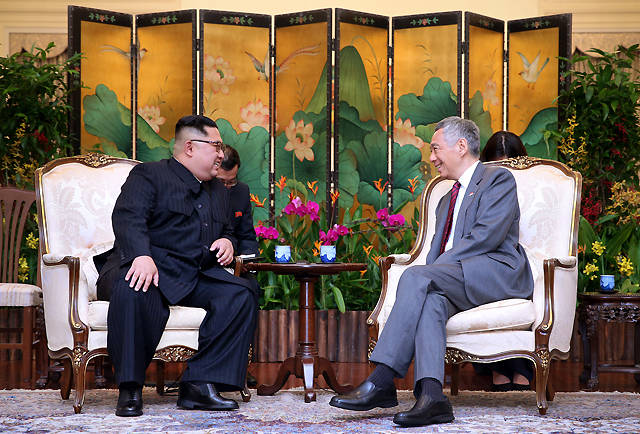 11일 코스피는 북미정상회담이 성공적으로 개최될 기미를 보이자 2470선까지 올랐다. 사진은 김정은 북한 국무위원장과 리셴룽 싱가포르 총리가 회담을 나누고 있는 모습. /싱가포르 통신정보부