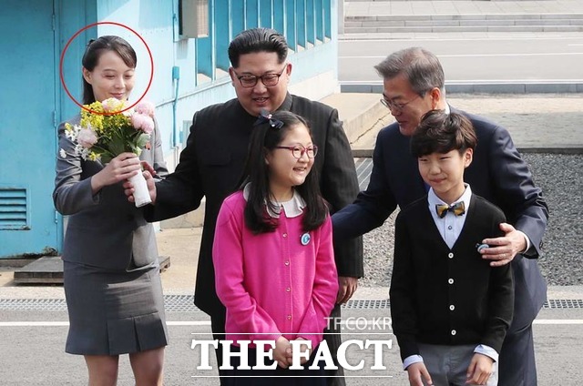김여정 부부장이 지난 4월 27일 판문점 자유의 집 앞에서 김정은 국무위원장으로부터 꽃다발을 건네받고 있다. /한국공동사진기자단