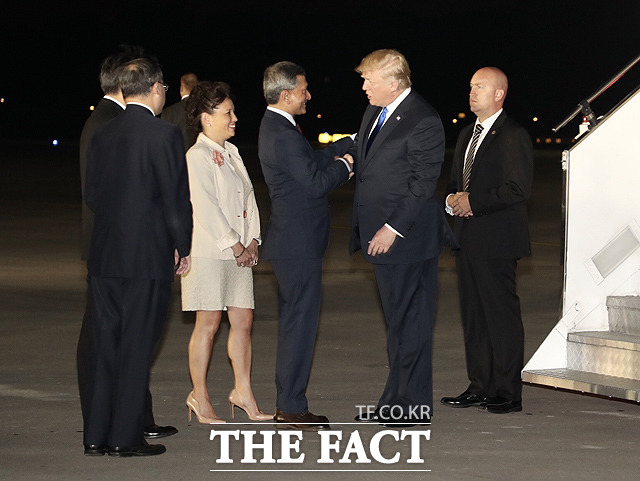 도널드 트럼프 미국 대통령(왼쪽 네번째)이 10일 오후 싱가포르 파야 레바르 공군기지에 도착해 비비안 발라크리쉬난 싱가포르 외무장관(왼쪽 세번째)과 인사를 나누고 있다. / 싱가포르 통신정보부