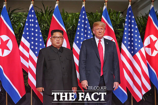 첫 만남을 가진 김정은 북한 국무위원장과 도널드 트럼프 미국 대통령. /싱가포르 통신정보부 제공