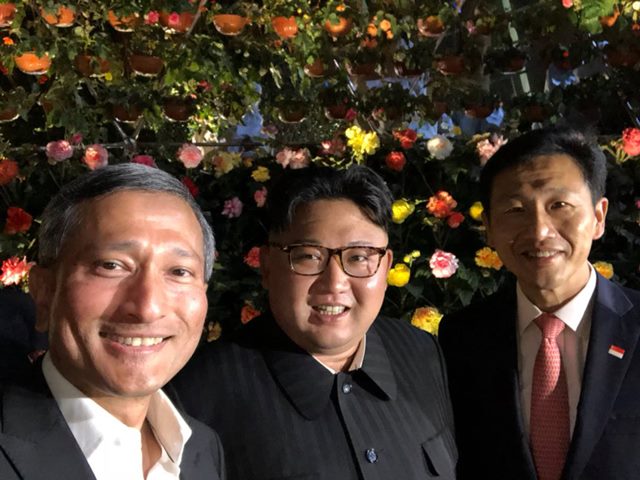 비비안 발라크리쉬난 싱가포르 외무장관(왼쪽)이 11일 김정은 북한 국무위원장과 함께 마리나 베이를 산책하면서 스마트폰으로 셀카를 찍고 있다. /발라크리쉬난 장관 트위터 갈무리