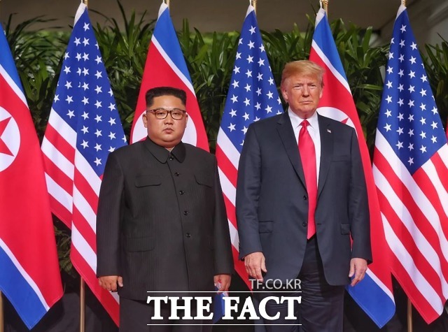 도널드 트럼프 미국 대통령과 김정은 북한 국무위원장이 12일 싱가포르에서 회담을 연 가운데 두 정상의 패션을 두고 여러 분석이 나왔다. 사진은 이날 단독회담에 앞서 인사를 나눈 두 정상의 모습. /싱가포르 통신정보부