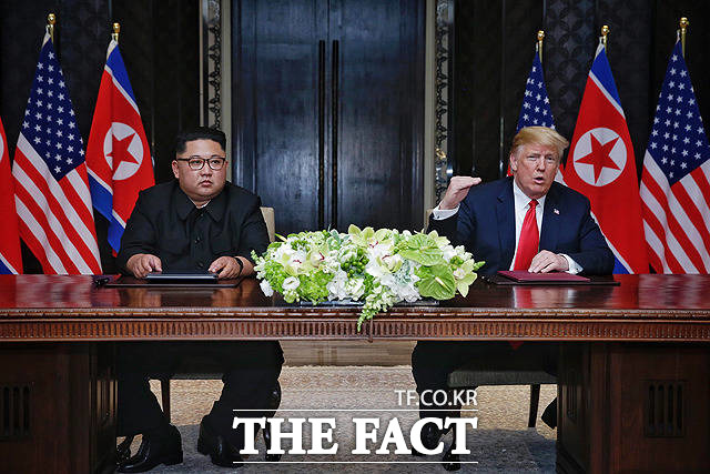 김정은 북한 국무위원장(왼쪽)과 도널드 트럼프 미국 대통령이 공동합의문 서명식 후 소감을 밝히고 있다. /싱가포르 통신정보부