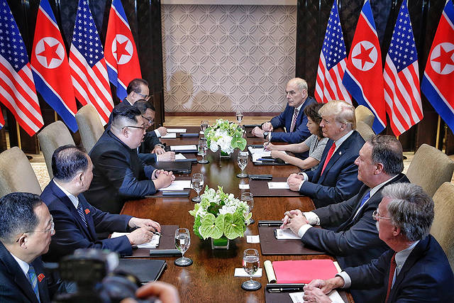 김 위원장과 트럼프 대통령은 완전한 비핵화 등을 포함한 4개 사항에 합의했다. 사진은 김 위원장과 트럼프 대통령은 12일 싱가포르 센토사 섬 카펠라호텔에서 확대회담을 하는 모습. /싱가포르 통신정보부