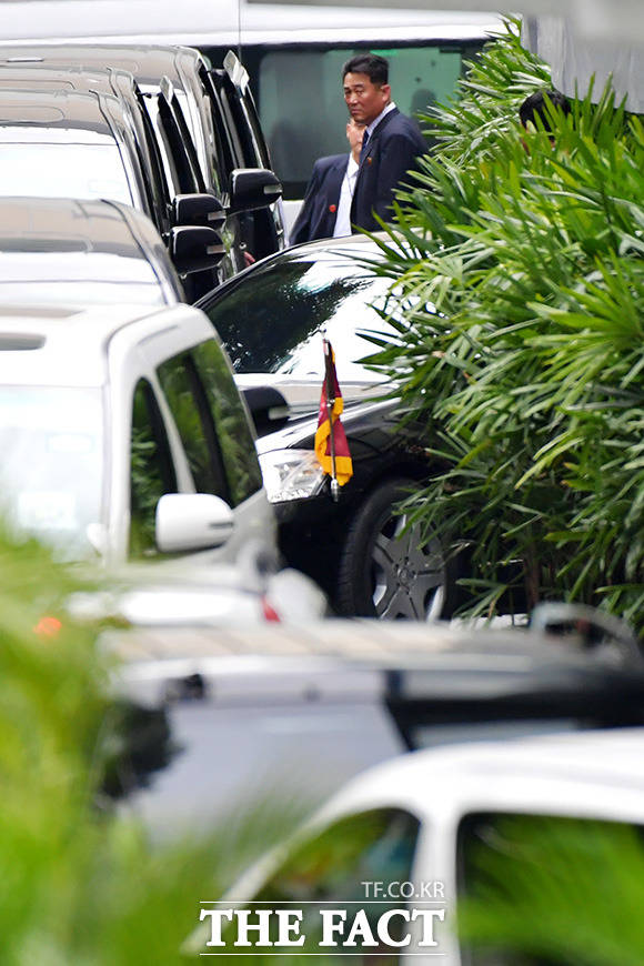 김정은 북한 국무위원장이 탑승한 차량이 12일 오전(현지시간) 북미 정상회담에 참석하기 위해 싱가포르 세인트레지스 호텔을 나서고 있다.  /이덕인 기자