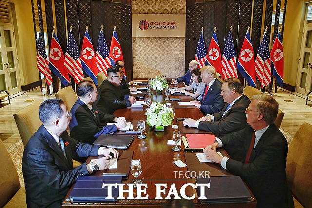 김정은 위원장(왼쪽)과 트럼프 미대통령이 단독정상회담을 마친 뒤 확대정상회담을 진행하고 있다./ 싱가포르 통신정보부