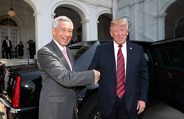 악수하는 리셴룽 싱가포르 총리(왼쪽)와 도널드 트럼프 미국 대통령