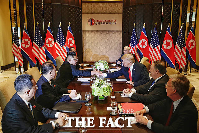 김정은 위원장(왼쪽)과 트럼프 미대통령이 단독정상회담을 마친 뒤 확대정상회담을 진행하고 있다./ 싱가포르 통신정보부